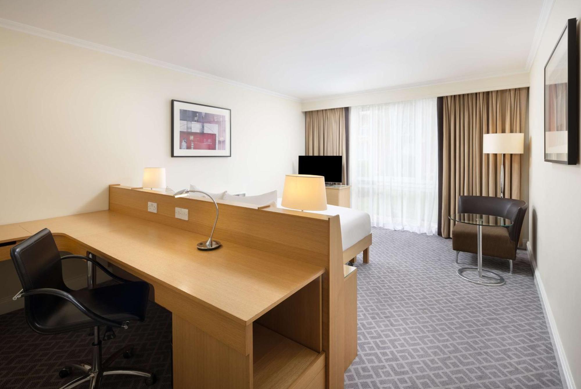 Hilton Northampton Hotel Bagian luar foto
