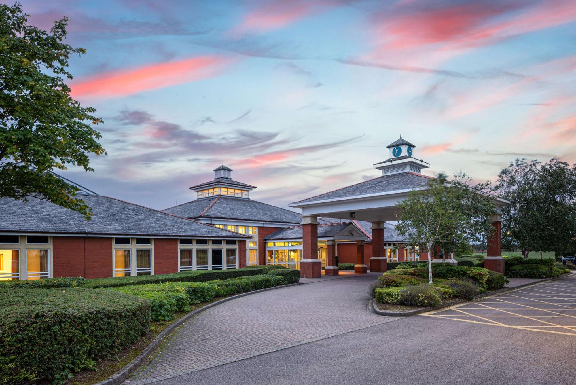 Hilton Northampton Hotel Bagian luar foto
